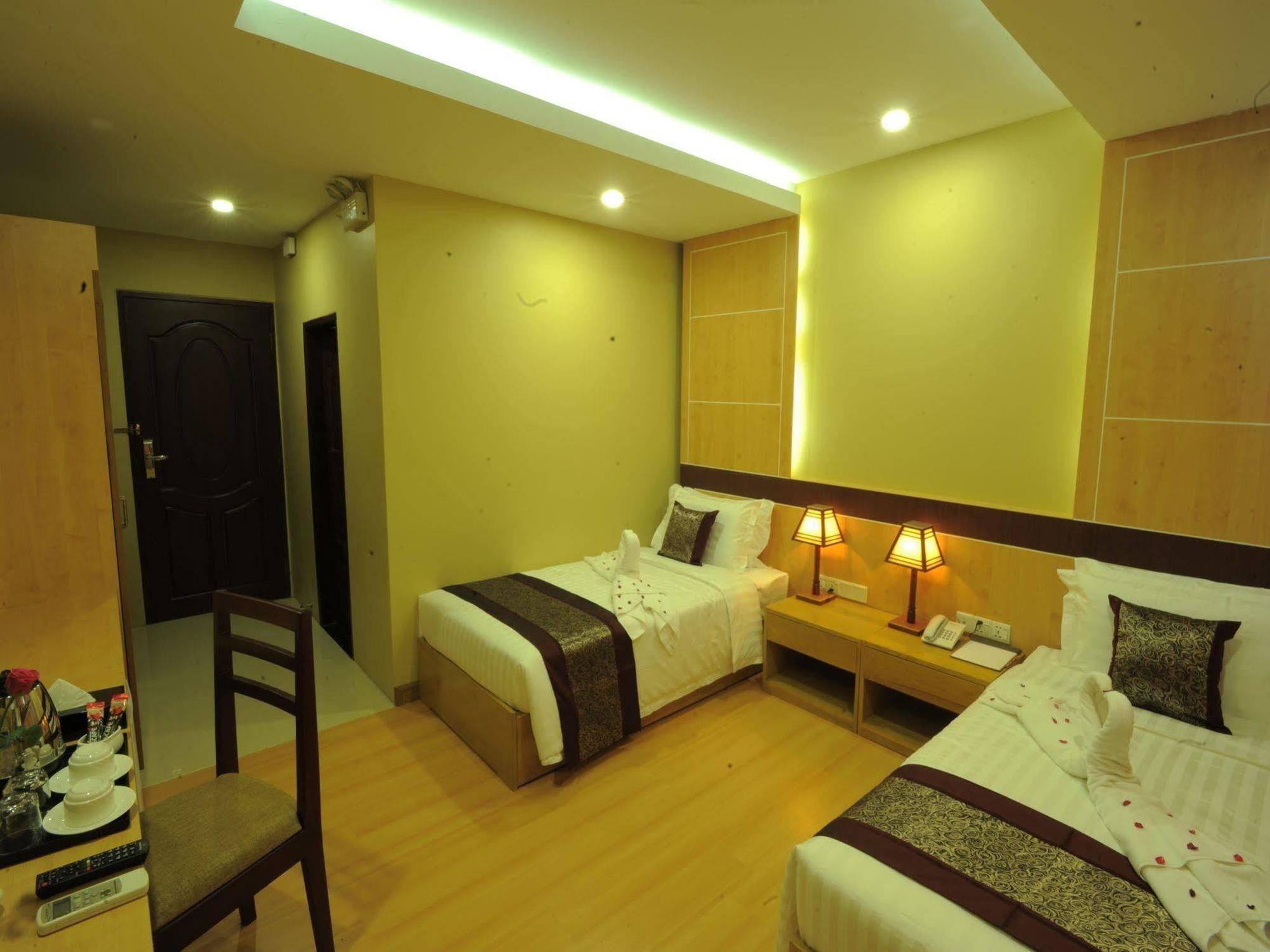 Royal Pavilion Hotel Yangon Exterior foto
