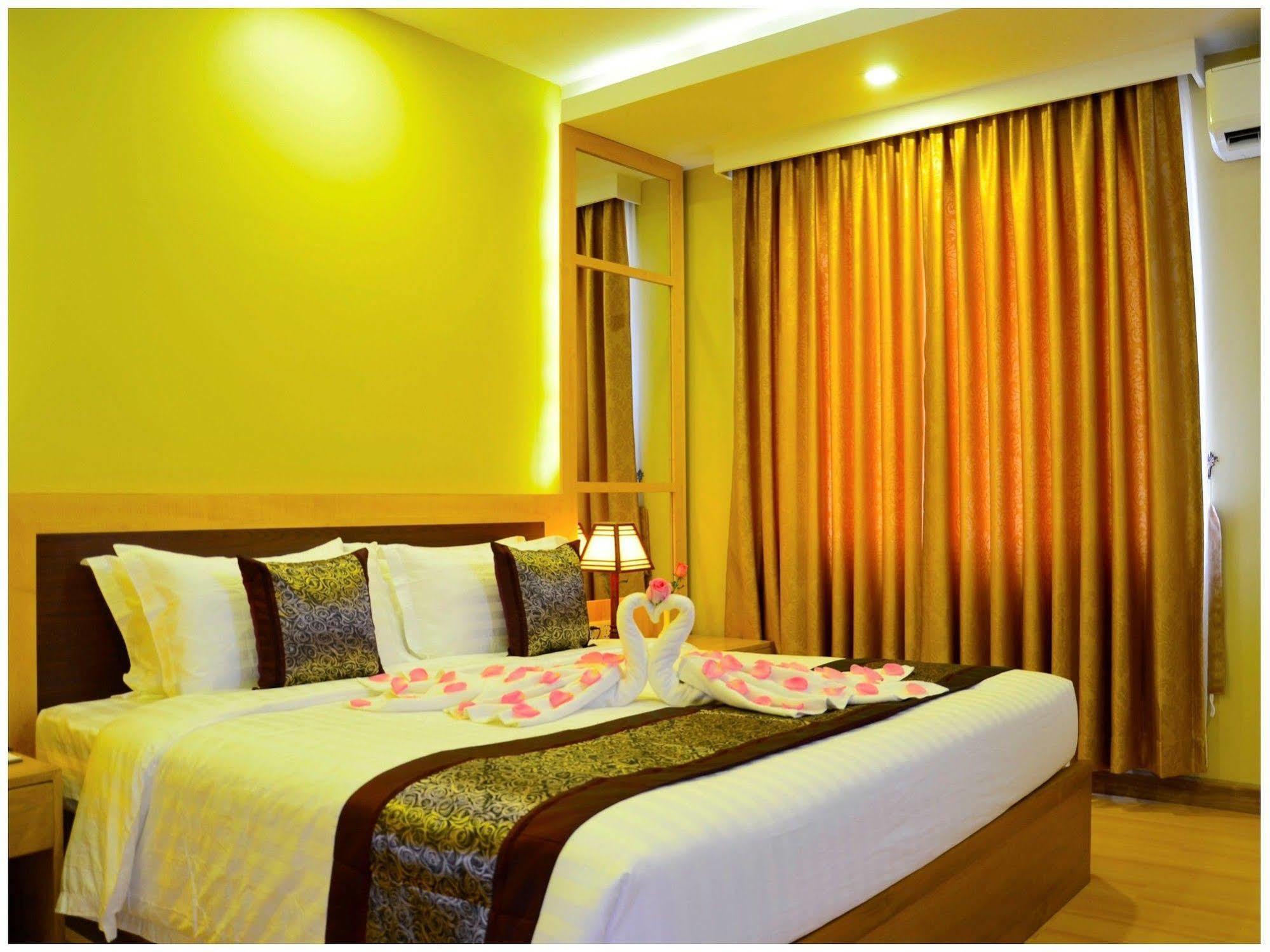 Royal Pavilion Hotel Yangon Exterior foto