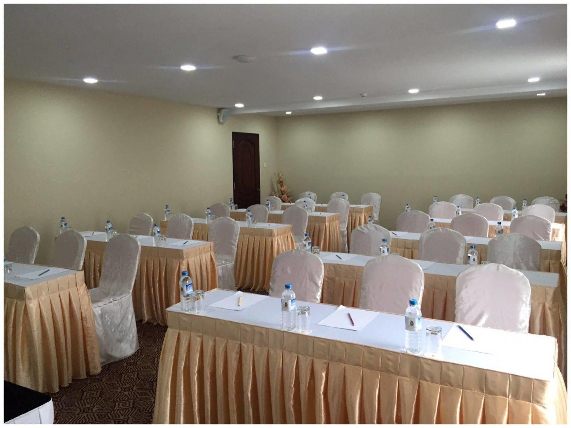 Royal Pavilion Hotel Yangon Exterior foto